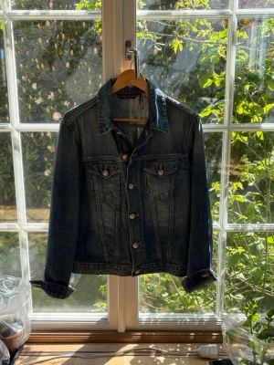 Jacob Cohen Denim Jacka - Säljer nu denna extremt fina denim jackan från Jacob Cohen. Den är i mycket fint skick utan någon antydan på använding. Storlek M, made in italy. Nypris ligger på runt 8000kr, mitt pris: 3499kr. 