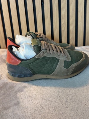 Valentino Rockrunners  - Säljer dessa Valentino Rockrunner skor i strl 41 nu till riktigt bra pris. Skorna är i hyfsat skick. Man kan se tecken på användning på bild 3 men annars knappt några deflekter. Hör av er vid funderingar eller behov till fler bilder! 