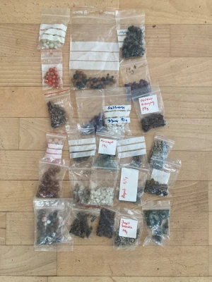 Stort paket med blandade pärlor - Säljer ett stort paket med blandade pärlor i olika färger och former, perfekt för smyckestillverkning. Pärlorna är av glas, sten och plast och kommer i små påsar. Färgerna varierar från vitt, blått, rött, grönt till lila och brunt. Perfekt för dig som gillar DIY och att skapa egna smycken.