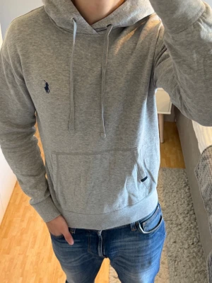 Polo Ralph Lauren Performance Hoodie  - Polo Ralph Lauren Performance Hoodie | Storlek: M, passar dig mellan 180-190 cm | Skick: 9/10, använd fåtal gånger | Bara att skriva vid funderingar✍️