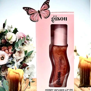 Gisou Honey Infused Lip Oil ”Glazed Plum”! - Gisou Honey Infused Lip Oil ”Glazed Plum”. 15 ml. Oanvänd med kartong. 