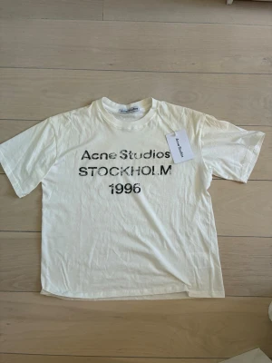 Acne Studios t-shirt  - Vit t-shirt med Acne tryck. Postar direkt, öppen för prisförslag.