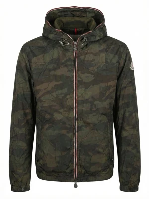 Moncler camo vindjacka med huva - Snygg vindjacka från Moncler i camomönster med dragkedja och huva. Jackan har röda och vita detaljer längs dragkedjan och huvkanten samt Moncler-logga på ärmen. Perfekt för dig som vill ha en streetig och sportig look. Tillverkad i lätt och slitstarkt material.