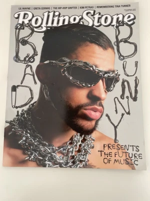 Rolling Stone med Bad Bunny-omslag - Säljer ett nummer av tidningen Rolling Stone med Bad Bunny på omslaget. Perfekt för dig som gillar musik och popkultur.