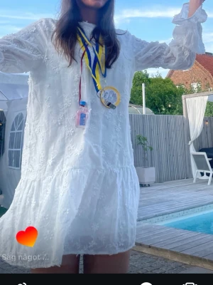 Vit student klänning med volang - Superfin klänning från nakd passar perfekt till student/konfirmation eller bara som sommarklänning🤩🤩