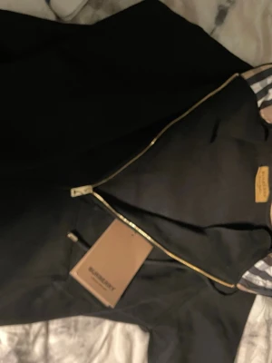 Burberry zip up svart  - Hej säljer en burberry zip up som är äkta, jag fick den i julklapp och den passade inte mig så säljer vidare den här! Den är i jätte skönt material och är helt ny med pris lapp kvar. Stilren zip up