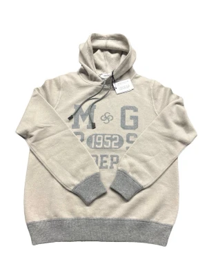 Gran Sasso hoodie i 100% Kashmir - Gran Sasso hoodie i 100% Kashmir. Från senaste F/W kollektionen. Helt ny. Storlek 50 passar mer som en 48. Modellen är 185 65kg. Nypris runt 7000kr. Grå/Beige/Vit färg. 