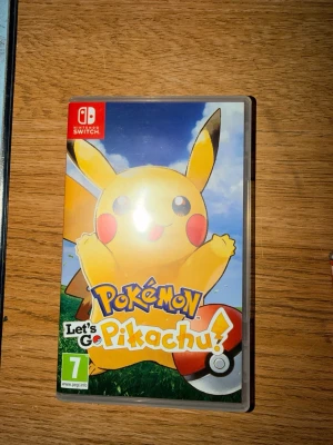 Pokémon Let's Go Pikachu! Switch - Pokémon Let's Go Pikachu! till Nintendo Switch. Spelet kommer i ett plastfodral med färgglad omslagsbild på Pikachu och en Pokéboll. Inuti fodralet finns en karta över spelvärlden och spelkassetten. Perfekt för Pokémon-fans som vill utforska Kanto-regionen.