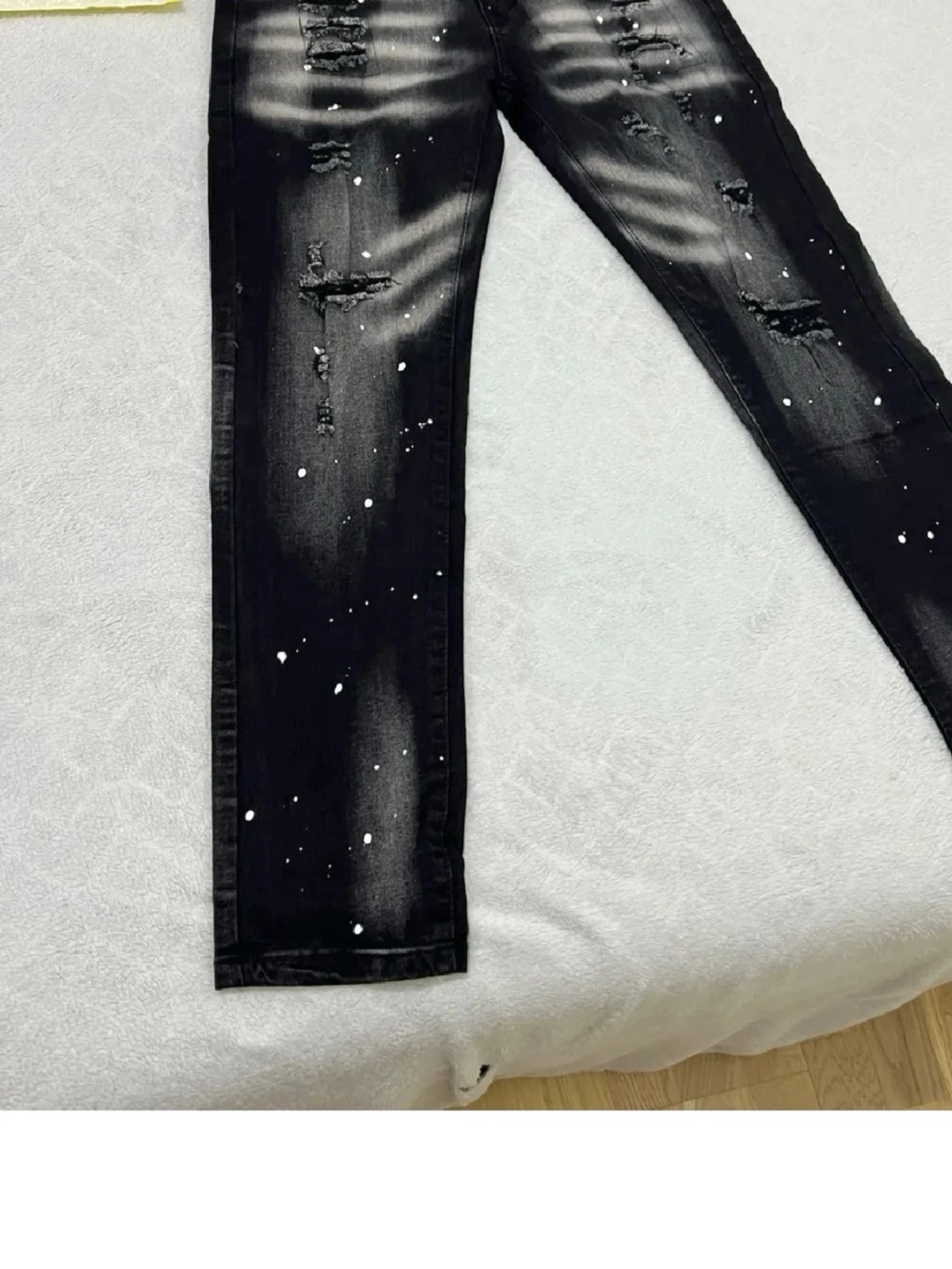Svarta slitna jeans med färgstänk - 2