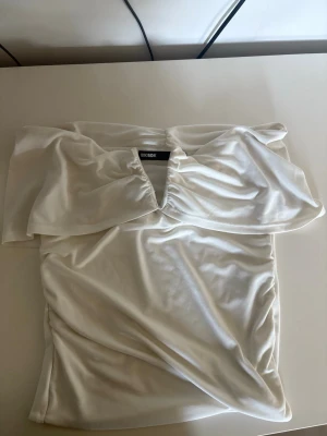 Off shoulder topp - Super fin off shoulder topp från bikbok knappast använd. Super bra skick inga defekter eller liknande💕