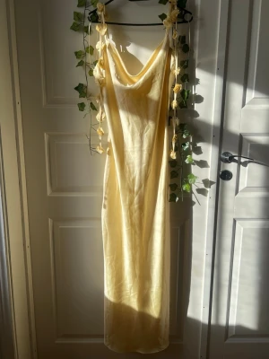 Ljusgul balklänning 💓💓 - Säljer min eleganta balklänning från Gina i storlek 40, men passar mig som har 38! har använd endast en gång 💞pris kan diskuteras!!