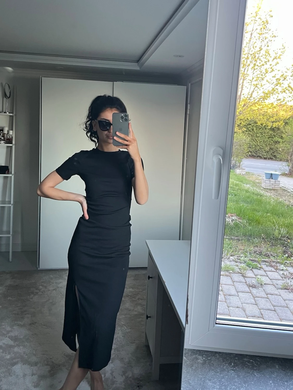 Svart långklänning med slits