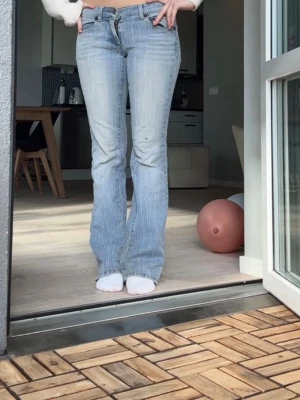 Lågmidjade bootcut jeans  - super snygga lågmidjade jeans i en fin ljusblå färg🩵 har några defekter såsom att de är nedtrampade (se sista bild) och några fläckar! 