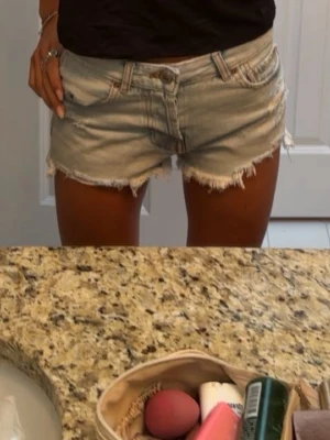 Jeansshorts - Jeansshorts från pull and bear, knappt använda💕