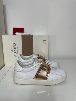 Valentino Rockstud Skor  - Säljer nu dessa Valentino Rockstud skor, skriv för fler bilder/frågor🙌🏼
