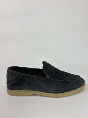 Loro Piana summer walk loafers - Snygga loafers i mörkgrå mocka med klassisk design och kontrasterande beige gummisula. Skorna har en stilren siluett och diskreta sömmar längs ovandelen. Perfekta för dig som gillar en clean och avslappnad look.