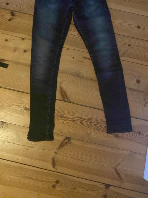 Mörkgråa jeans från Tiger of Sweden - Snygga mörkgråa slim fit jeans från Tiger of Sweden. Jag har bara testat dom så inga skador eller något liknande om ni har några frågor är det bara att höra av sig😊