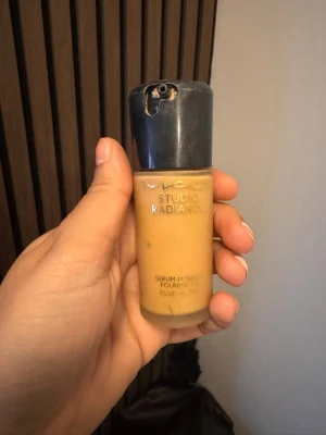 Mac Studio radiance serum powered foundation  - I nyansen NC20. Uppskattar att det är ungefär 50% kvar i flaskan. 