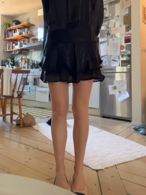Svart miniklänning  - Skitsnygg klänning från Gina tricot. Säljer då jag inte använder. Klänningen har även en dragkedja vid sidan. 