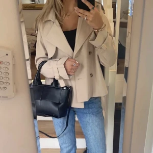Snygg trenchcoat  - Snygg kort trenchcoat i storlek S. Säljs då den inte kommer till användning. Mycket bra skick!