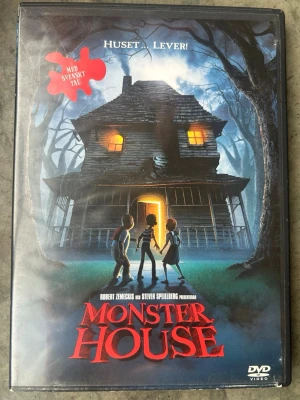 Monster house dvd - DVD-film med "Monster House". Filmen har svenskt tal och text. Speltid: 1 timme 27 minuter. Åldersgräns: Från 7 år.  Finns på språk: Svenska, Danska, Engelska   OBS!! skivorna är begagnade så det kan förekomma repor/hairlines på skivorna, men då jag kollar igenom alla filmer jag säljer garanterar jag att alla funkar felfritt om inget annat står! :)