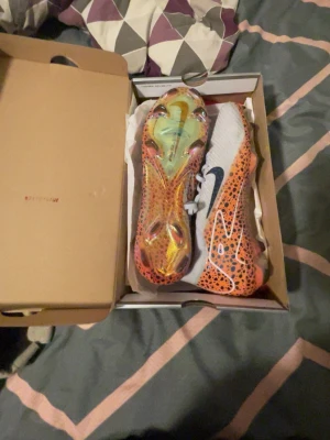 Nike mercurial fotbollskor - Säljer ett par Nike fotbollsskor som är Elites anledningen är för att de va för stor för mig jag har bara använt de en gång och nu pris går runt 3200 passar storlek 43/44
