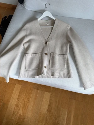 Figursydd kofta - Säljer denna kofta från arket då den aldrig kom till användning. 