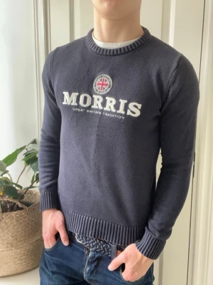 Morris stickad tröja mörkblå  - Morris stickad tröja mörkblå, Inga defekter! Modellen i bilderna är 180 cm 75 kg och bär Storlek S , Kom med frågor! 🌟 (Kan gå ned i pris vid köp av paket 😉) 