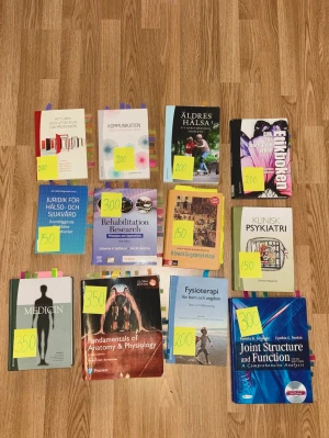 Kurslitteratur  - Säljer kurslitteratur😊  - Att lära och utvecklas i sin profession: 200kr  - Kommunikation: 200kr  - Äldres hälsa: 200kr  - Etikboken: 200kr  - Juridik: 150kr  - Rehabilitation Research: 300kr - Utvecklingspsykologi: 150kr - Klinisk psykiatri: 150kr - Medicin: 350kr - Fundamentals of Anatomy &  Physiology: 350kr - Fysioterapi för barn och ungdom: 200kr - Joint structure and function: 300kr  Vissa böcker har lappar, för de sidor jag  haft mest nytta av. Kontakta mig vid intresse 💗Paketpris: 2500kr