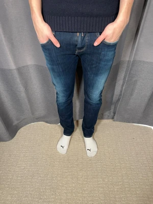 REPLAY ANBASS JEANS - Tja!| Säljer detta snygga paret jeans från Replay!| Modell: Anbass!| Mycket gott skick och inga defekter!| Kontakta mig vid minsta fråga!| Pris kan alltid diskuteras!| //Nils