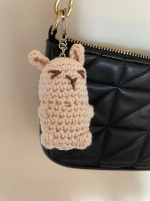 Brown Bunny bagcharm - Virkad kanin nyckelring som också kan användas som bagcharm✨ handgjord av mig och kan göras i andra färger! 