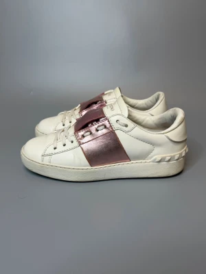 Valentino Skor - ‼️VI TAR EJ BYTEN‼️ Valentino sneakers | Skick: 8/10 | Storlek 35.5 EU | ingår enbart skorna vid köp! | Fraktar inom 24H efter köp på köparens bekostnad 📦💨 | Hör av dig vid minsta fråga eller fundering 💭 