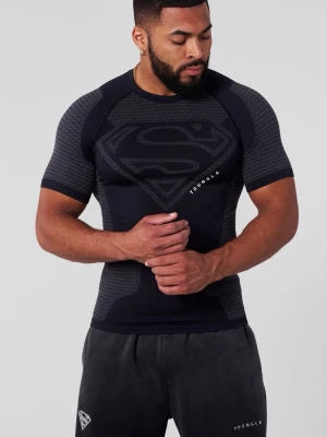 Svart Superman kompressionströja - Säljer en tight svart kompressionströja från young la med Superman-logga på bröstet. Tröjan har korta ärmar och är tillverkad i ett stretchigt funktionsmaterial som andas, perfekt för gym eller träning. 