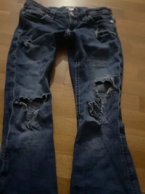 Blå slitna jeans från Gina Tricot - säljer dessa super fina lågmidjade jeans från ginatricot☺️☺️