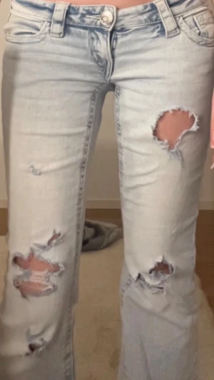 Ljusblå slitna bootcut jeans - Skit snygga jeans me hål o slitningar!!!!😍❣️❣️❣️