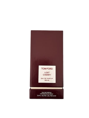 Tom Ford Lost Cherry EdP 100 ml - Tom Ford Lost Cherry Eau de Parfum i 100 ml flaska. Parfymen kommer i en elegant, mörkröd glasflaska med matchande kartong och har en stilren etikett framtill. Doften är känd för sina söta och fruktiga körsbärstoner och exklusiva känsla. Helt ny!!! Nypris är runt 4200kr!!!