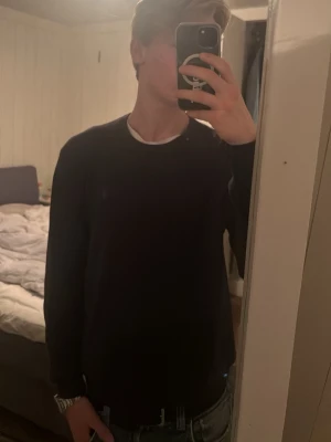 Mörkblå stickad tröja Polo Ralph Lauren - Mörkblå raulph tröja gott folk! Fick den i födelsedagspresent men var lite för stor. Det står M där bak men jag skulle tippa på att den är runt L.