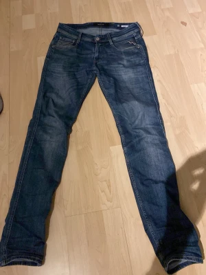 Mörkblå slim fit jeans - Säljer ett par mörkblå slim fit jeans med klassisk femficksdesign Jeansen har dragkedjegylf och kontrastsömmar. Perfekta för dig som gillar en smalare passform och tidlös stil.