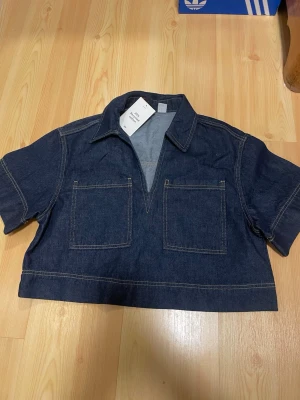 Denimtopp - Supersnygg denimtopp ifrån Hm. Storlek S. Lite kortare i modellen. Säljes nu med prislappar då den inte kommit till användning😊