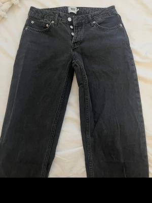 Svarta basic jeans!  - Säljer mina svarta jeans från lager 157, dom är low waist och straight vid benen. Jätte fin passform och sitter som en smäck. 