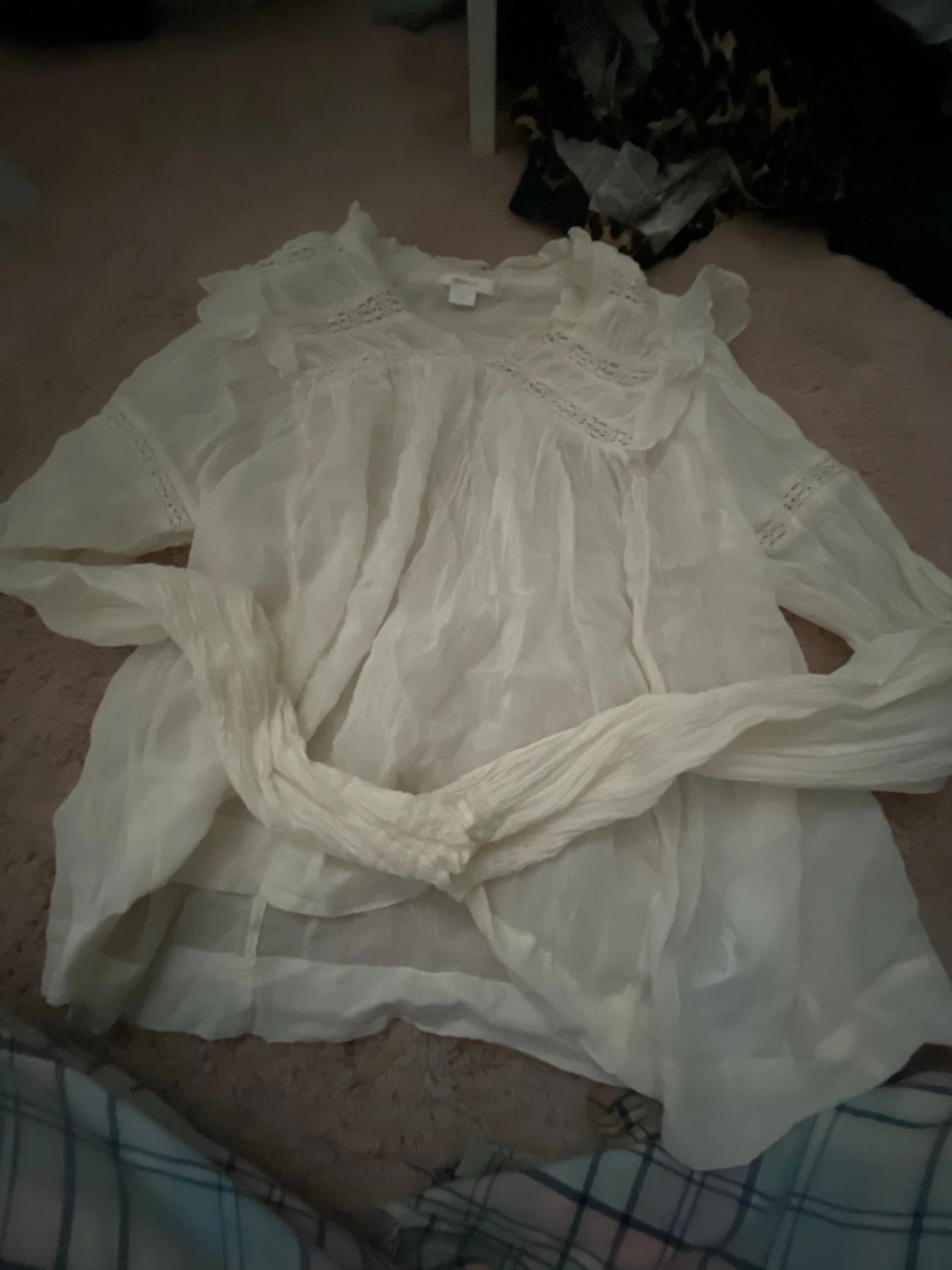 Vit blus med spetsdetaljer