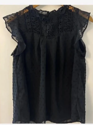 Svart blus - Snygg svart blus! Inga defekter, hör av er vid frågor !!