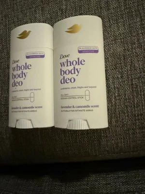 Dove Whole Body Deo Lavender & Camomile - Dove Whole Body Deo i doften lavender & camomile, utan aluminium och för känslig hud. Passar för armhålor, bröst, lår och intima områden. Vit plastförpackning med lila och guld detaljer. Stick-format för enkel applicering.