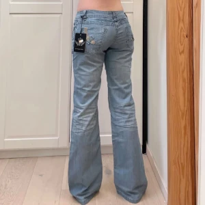 Lågmidjade bootcut jeans  - Så snygga low rise jeans med coola fickdetaljer!!! Midja 39 cm x 2, gren 19 cm och innerben 81 cm. Tjejen på bilden är 169 och har xs-s🩷 Skriv om du har frågor!