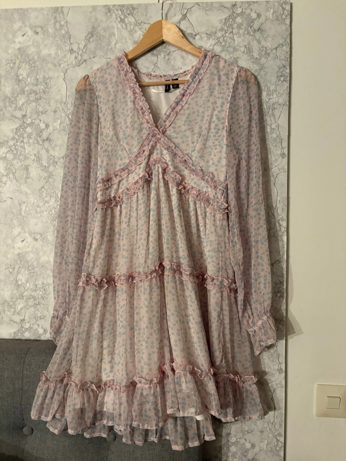 Ljusrosa blommig volangklänning från vero Moda 