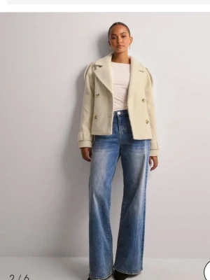 Beige kappa - Säljer en super fin beige kappa från Nelly i strl XXS. Men är lite oversized så den funkar även för Xs kanske S 