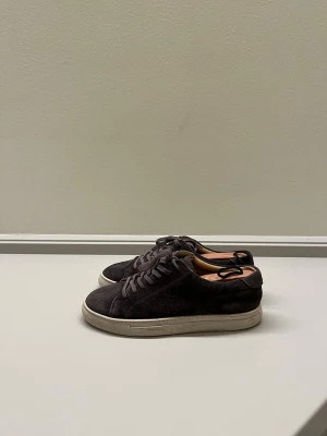 Grå skor från Myrqvist  - Stilrena skor från Myrqvist i grå mocka. Storlek 41. Priset ej hugget i sten. Hör av er vid frågor eller funderingar! 