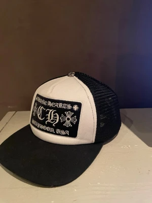 Chrome Hearts keps - Säljer nu min chrome hearts keps då den inte passar min stil. Den är helt oanvänd förutom att jag testat den 1 gång. 