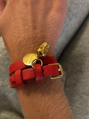 Alexander McQueen  - Rött Alexander McQueen armband