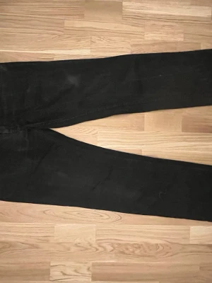 Svarta jeans från Acne studios  - Säljer ett par svarta jeans med rak passform och klassisk femficksdesign. Jeansen har normal midja och är tillverkade i ett mjukt denimtyg som ger en skön känsla. Perfekta för dig som gillar en enkel och stilren look. Priset går att diskuteras 